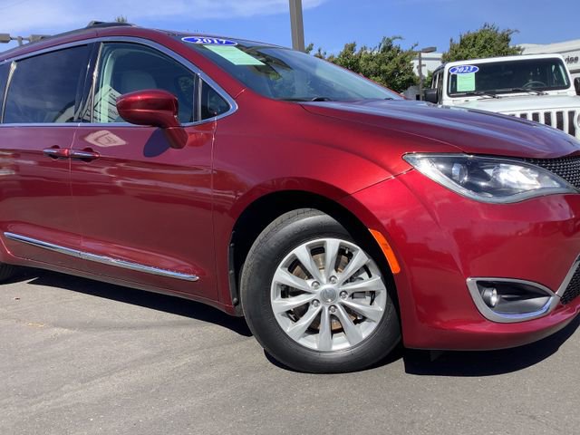 Used 2017 Chrysler Pacifica Touring-L image 3