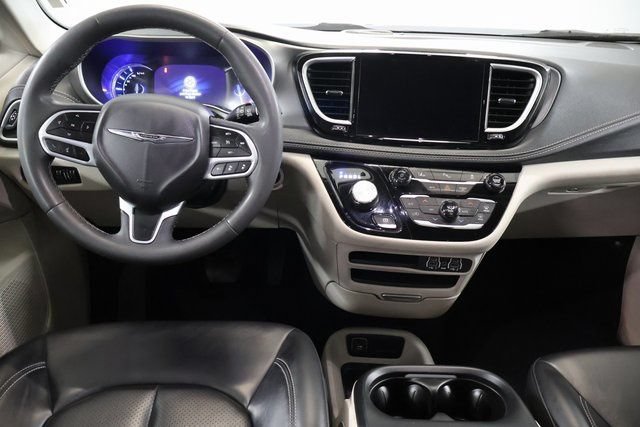 Used 2023 Chrysler Pacifica Touring-L FWD image 13