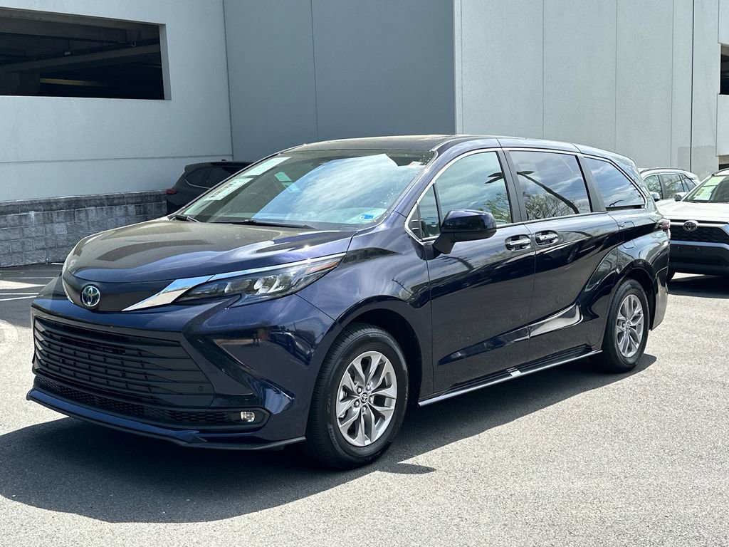 Used 2025 Toyota Sienna XLE image 2