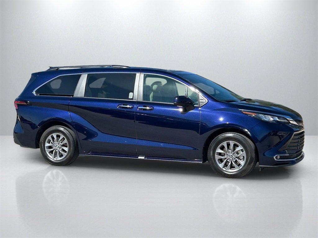 Used 2023 Toyota Sienna XLE image 4