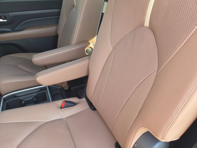 Used 2024 Toyota Grand Highlander AWD image 11