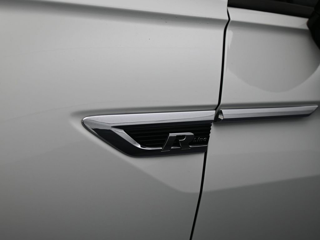 Used 2020 Volkswagen Tiguan SE R-Line image 29