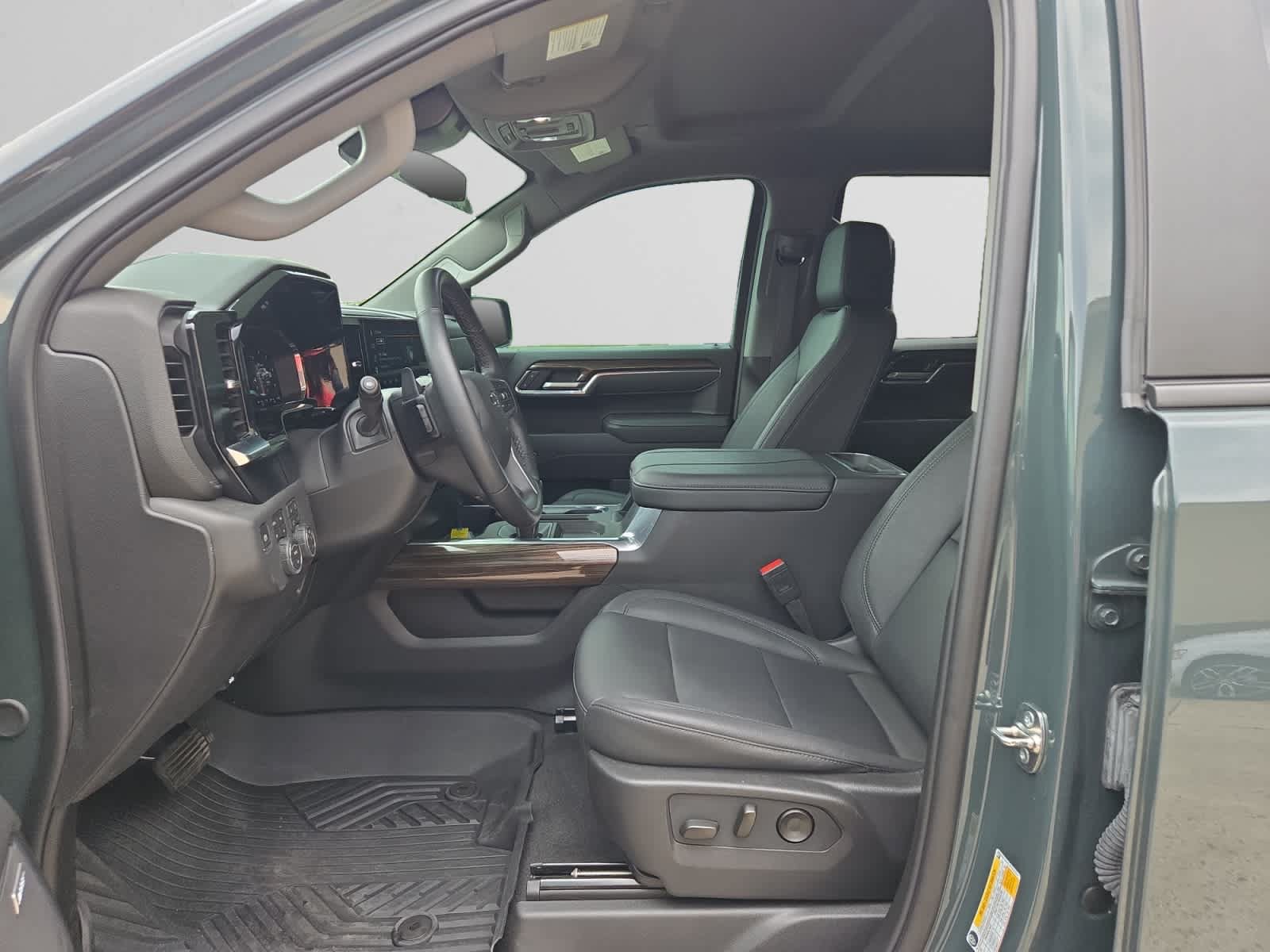Used 2026 Chevrolet Silverado 1500 LT Trail Boss w/ LT Trail Boss Premium Package AWD/4WD image 9
