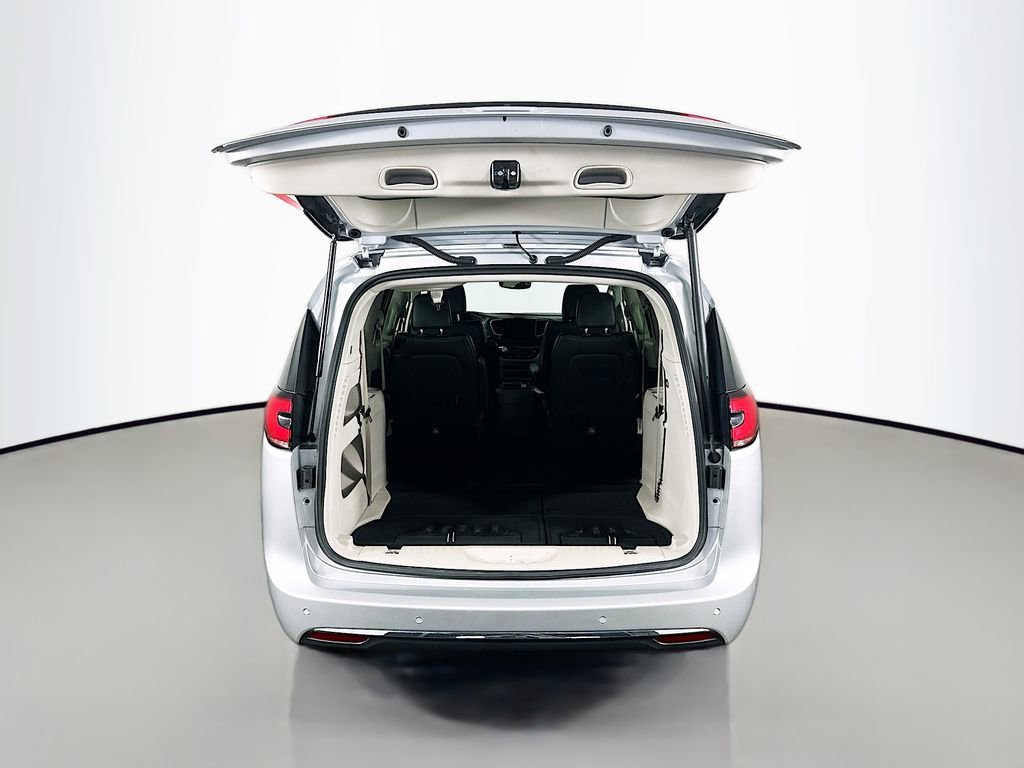 Used 2024 Chrysler Pacifica Touring-L image 28