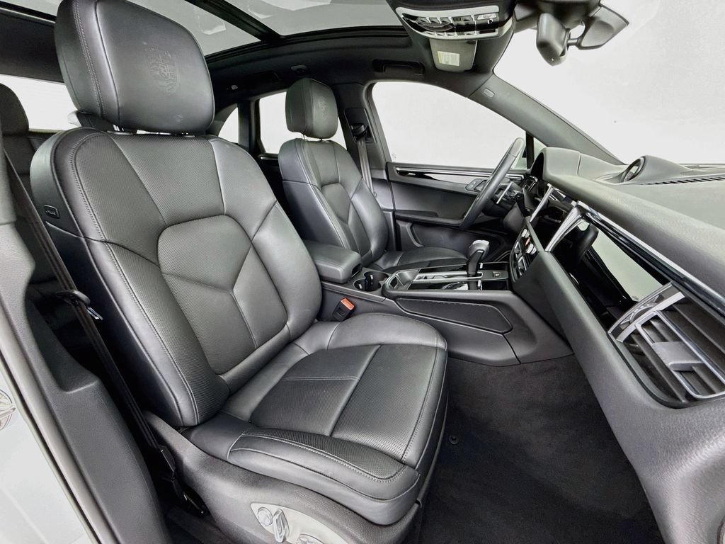 Used 2025 Porsche Macan AWD/4WD image 30