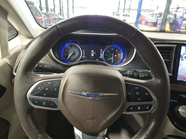 Used 2021 Chrysler Pacifica Touring-L image 16