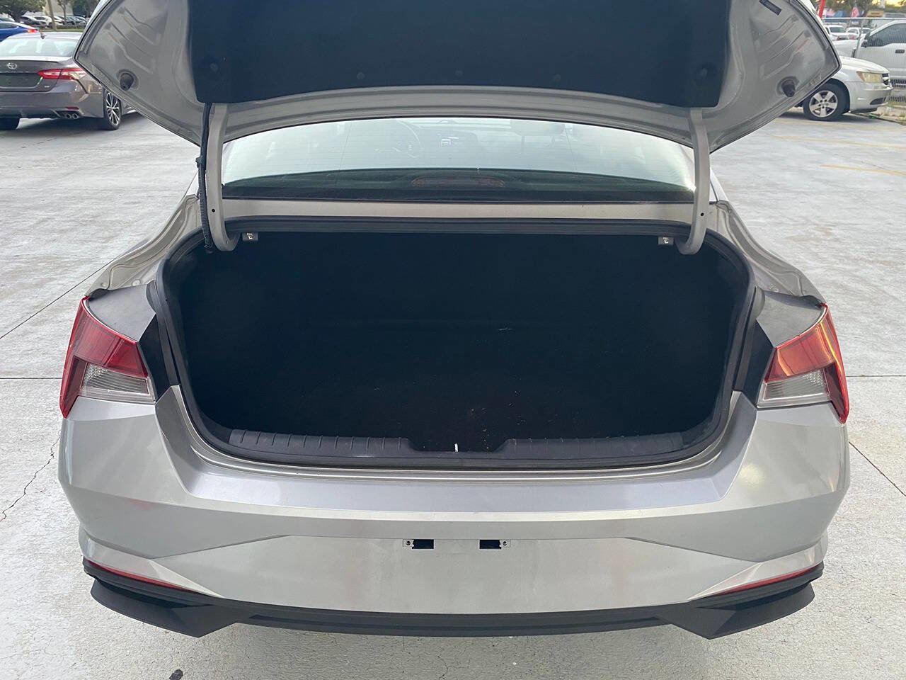 Used 2021 Hyundai Elantra SE image 4