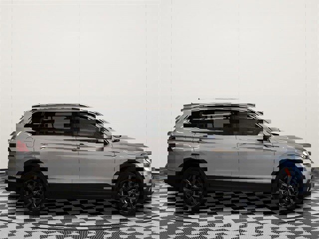 Used 2022 Volkswagen Tiguan SE image 2