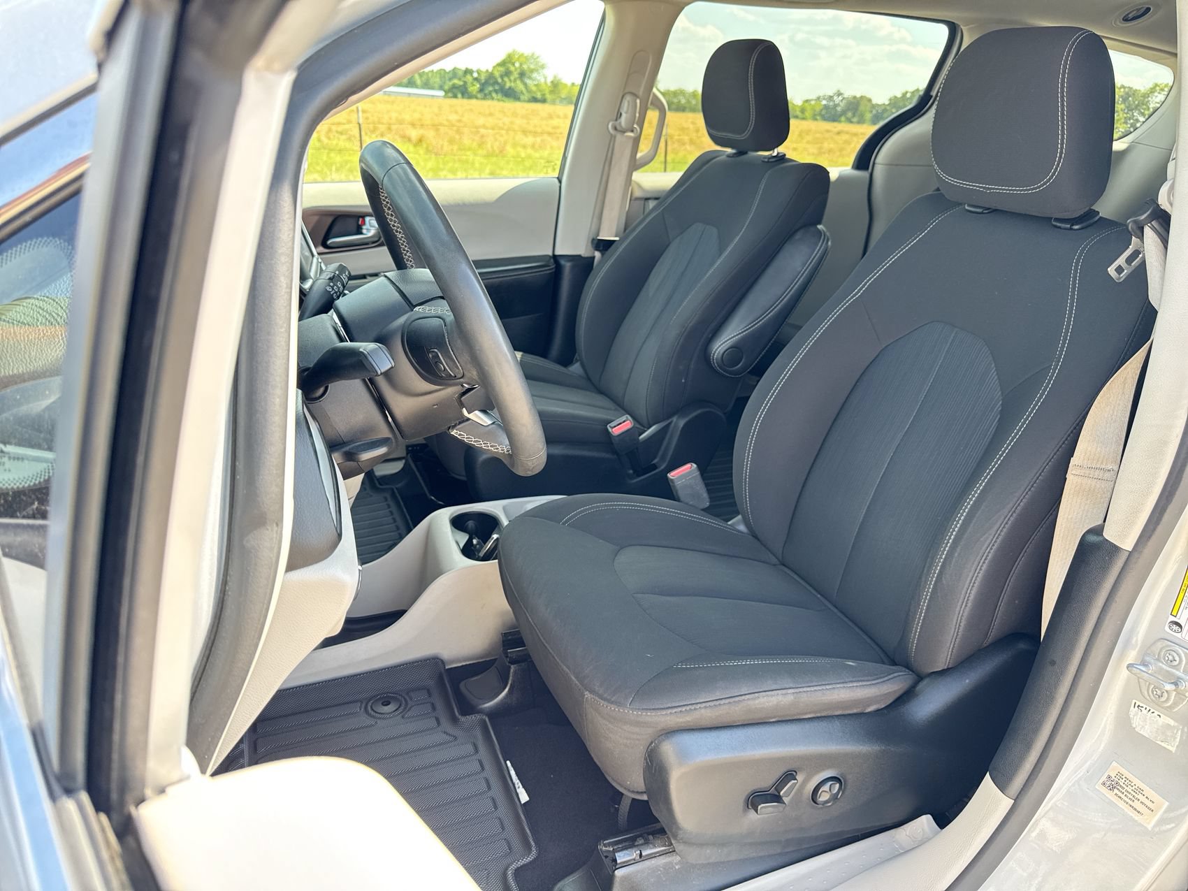 Used 2022 Chrysler Voyager LX FWD image 11