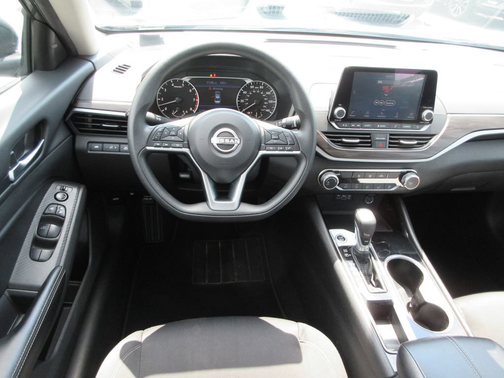 Used 2024 Nissan Altima 2.5 SV FWD image 13