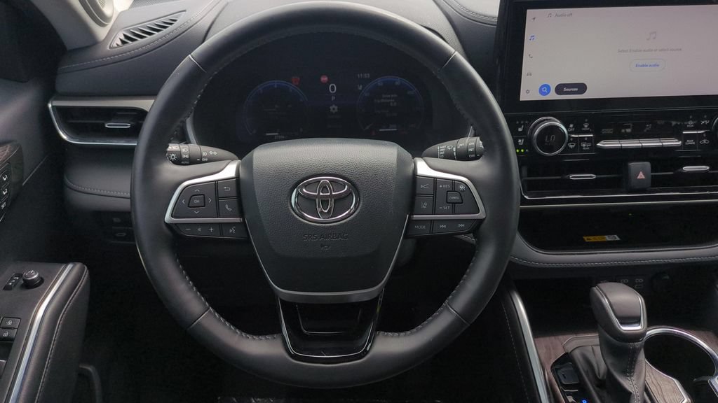 Used 2024 Toyota Highlander Limited FWD image 16
