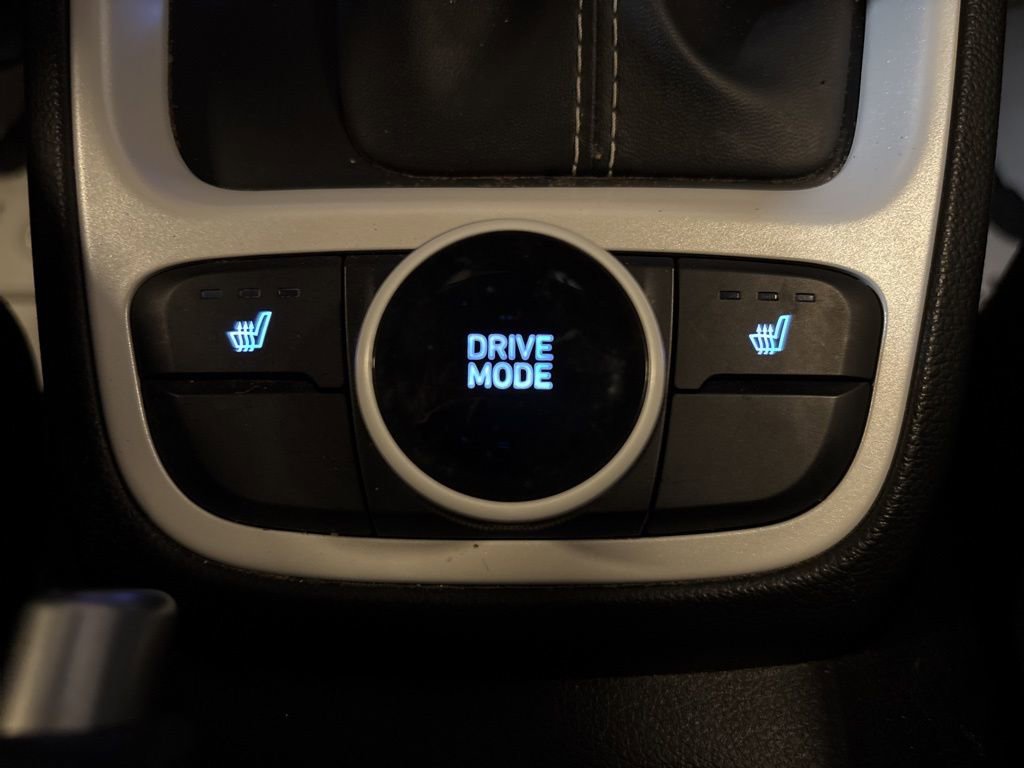 Used 2022 Hyundai Venue Limited image 32