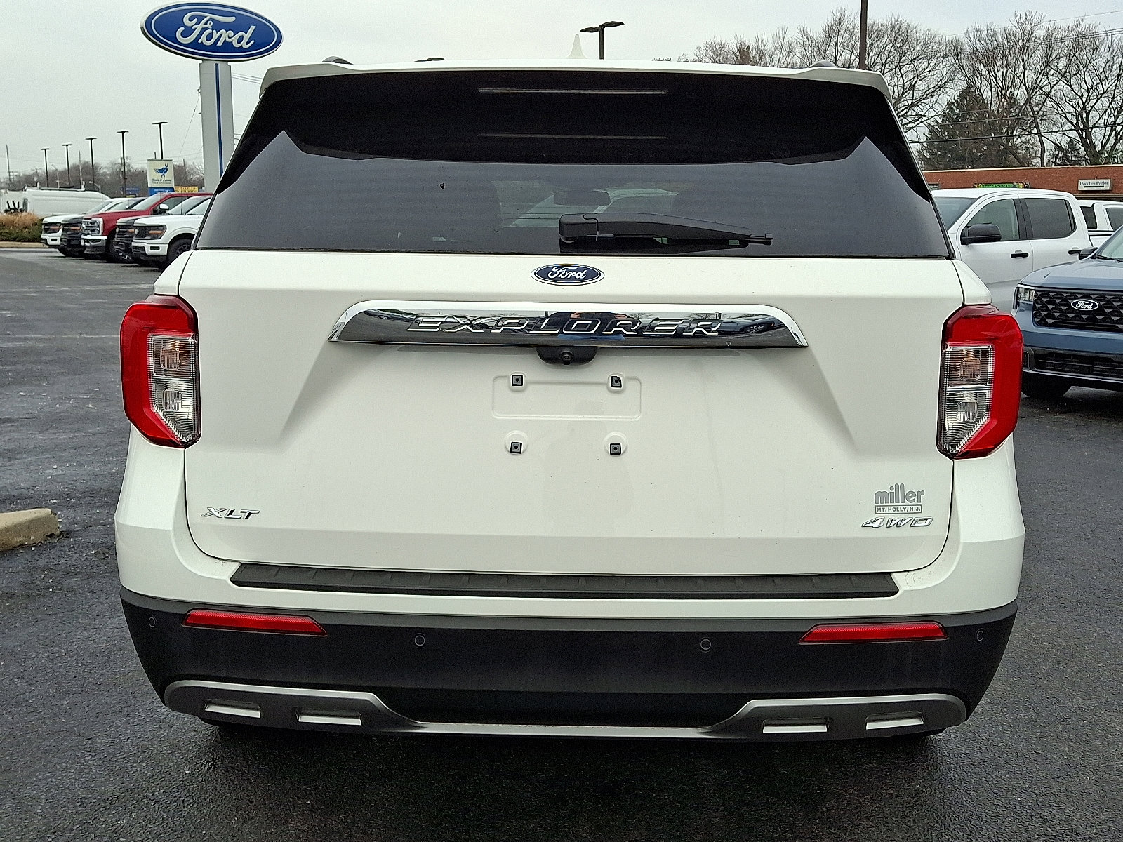 Certified 2022 Ford Explorer XLT w/ Equipment Group 202A image 5