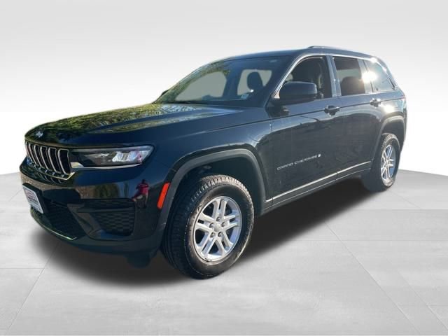 Used 2023 Jeep Grand Cherokee Laredo image 3