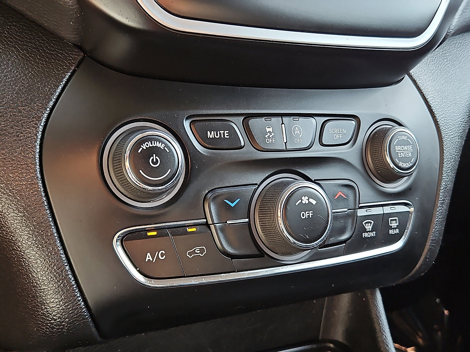 Used 2019 Jeep Cherokee Latitude Plus w/ Cold Weather Group image 15