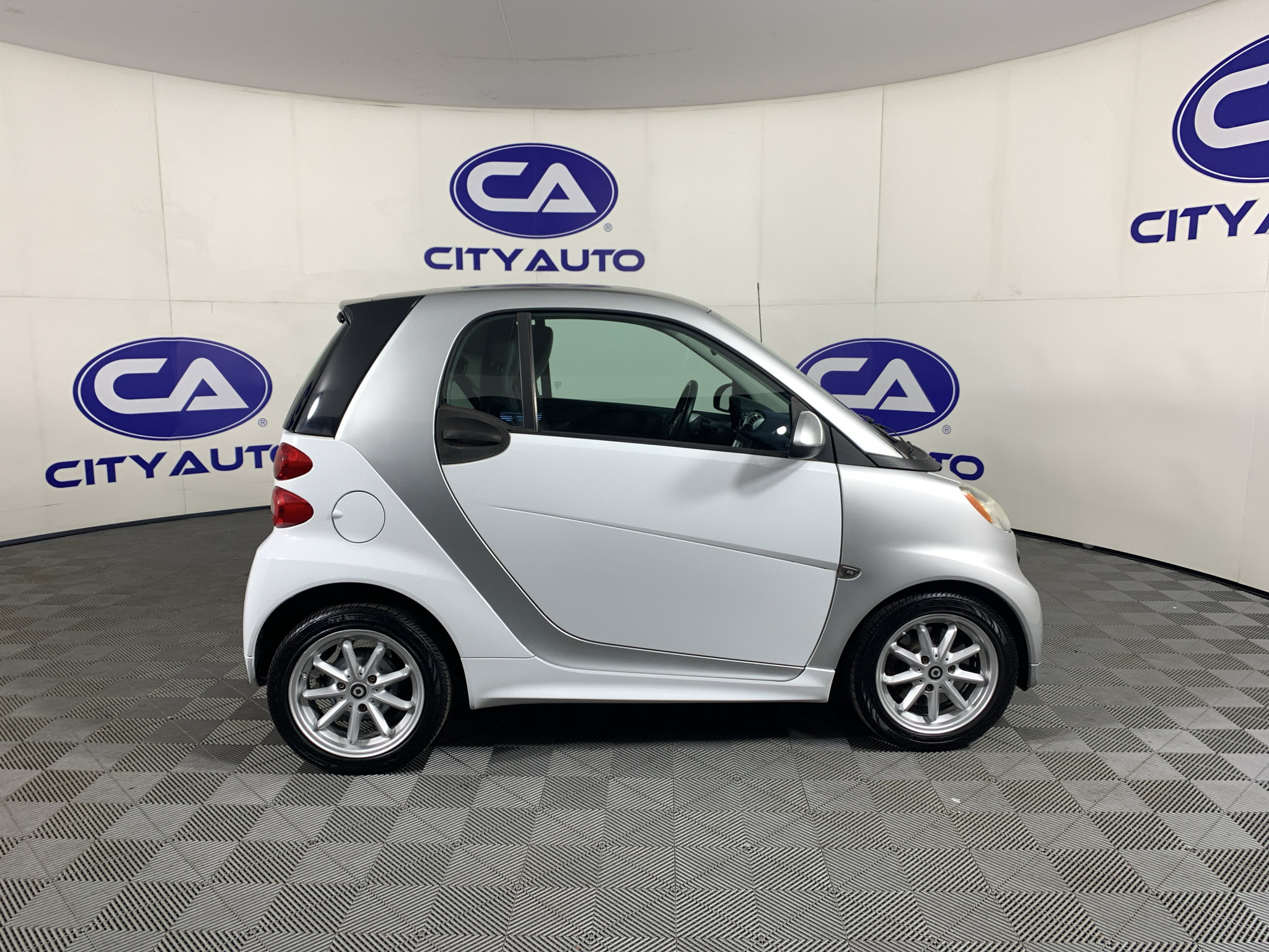 Used 2015 smart fortwo pure RWD image 2