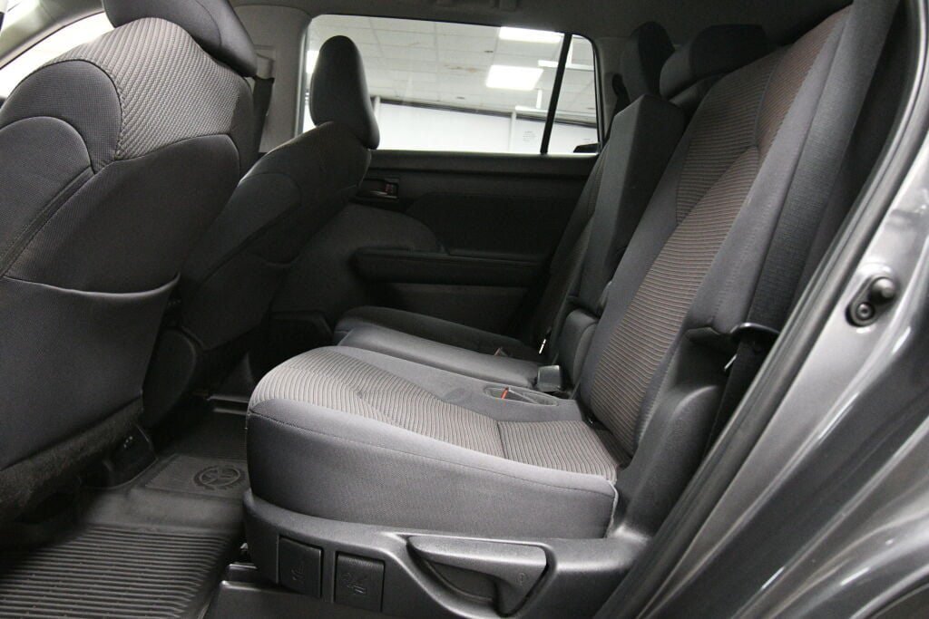 Used 2023 Toyota Highlander LE FWD image 19