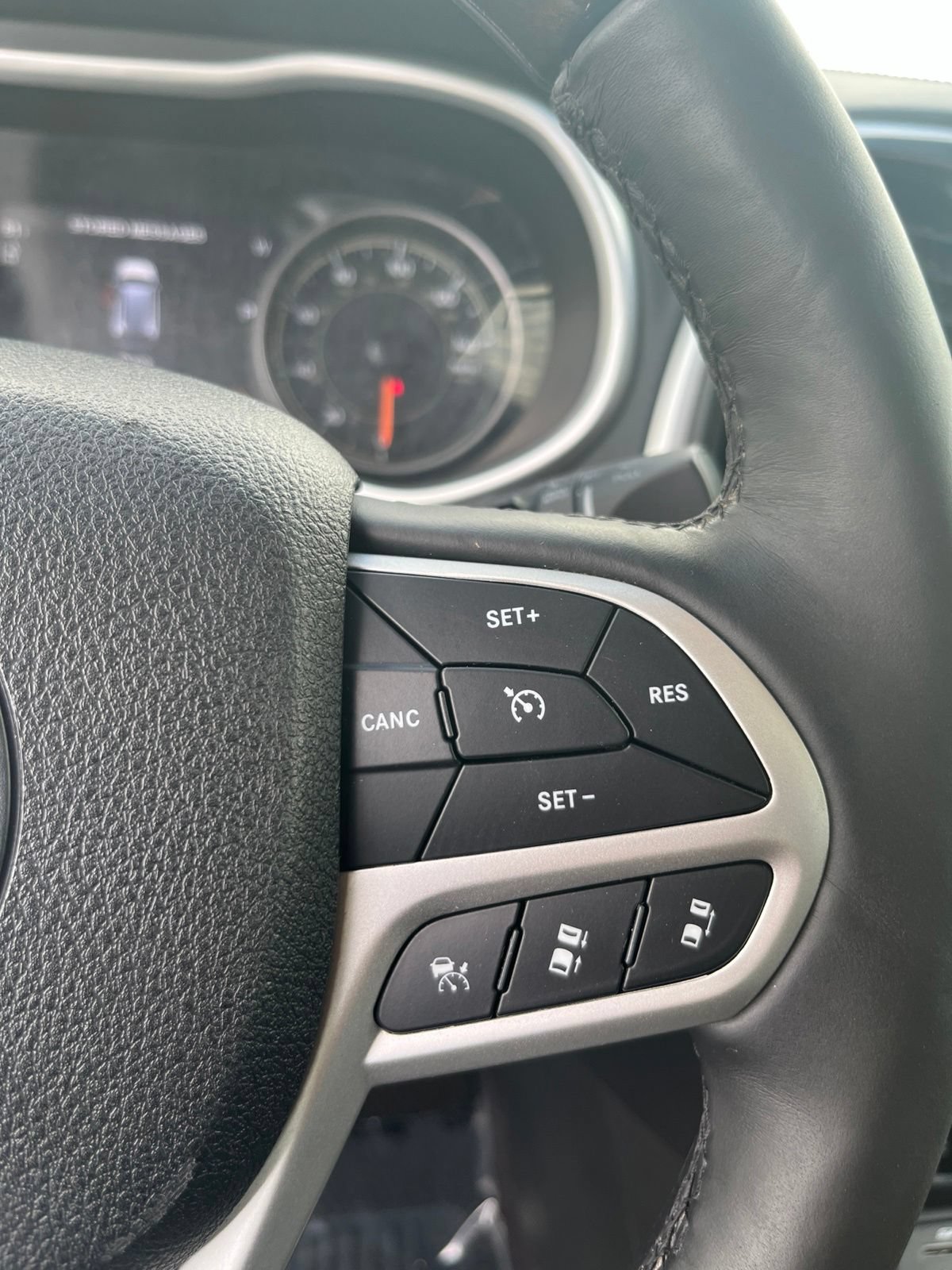 Used 2017 Jeep Cherokee Overland w/ Technology Group FWD image 21