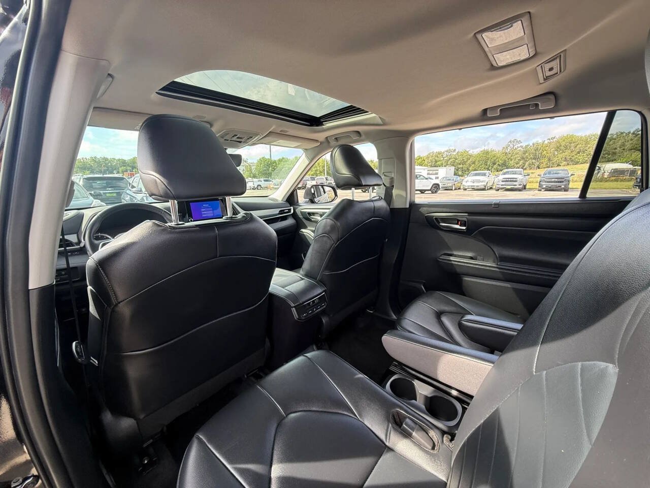 Used 2024 Toyota Highlander XLE AWD/4WD image 13