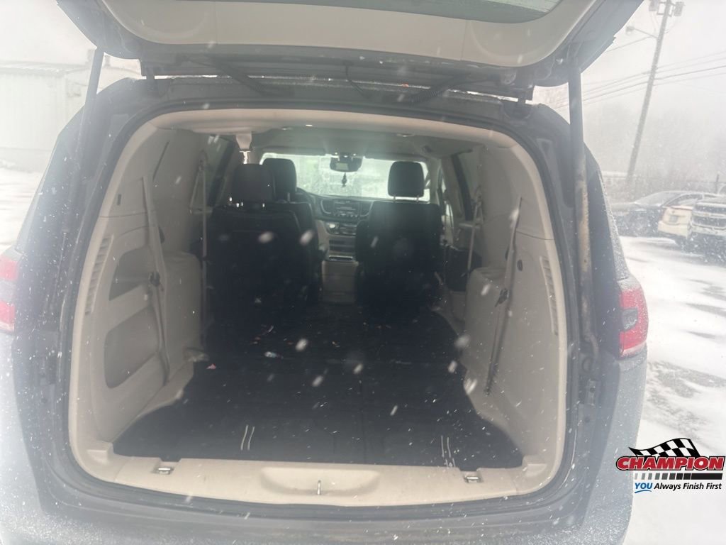 Used 2022 Chrysler Pacifica Touring-L image 25