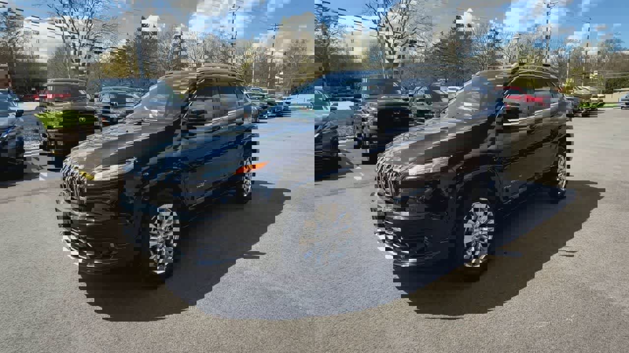 Used 2017 Jeep Cherokee Overland w/ Technology Group image 4