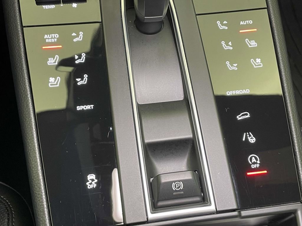 Certified 2025 Porsche Macan AWD/4WD image 34