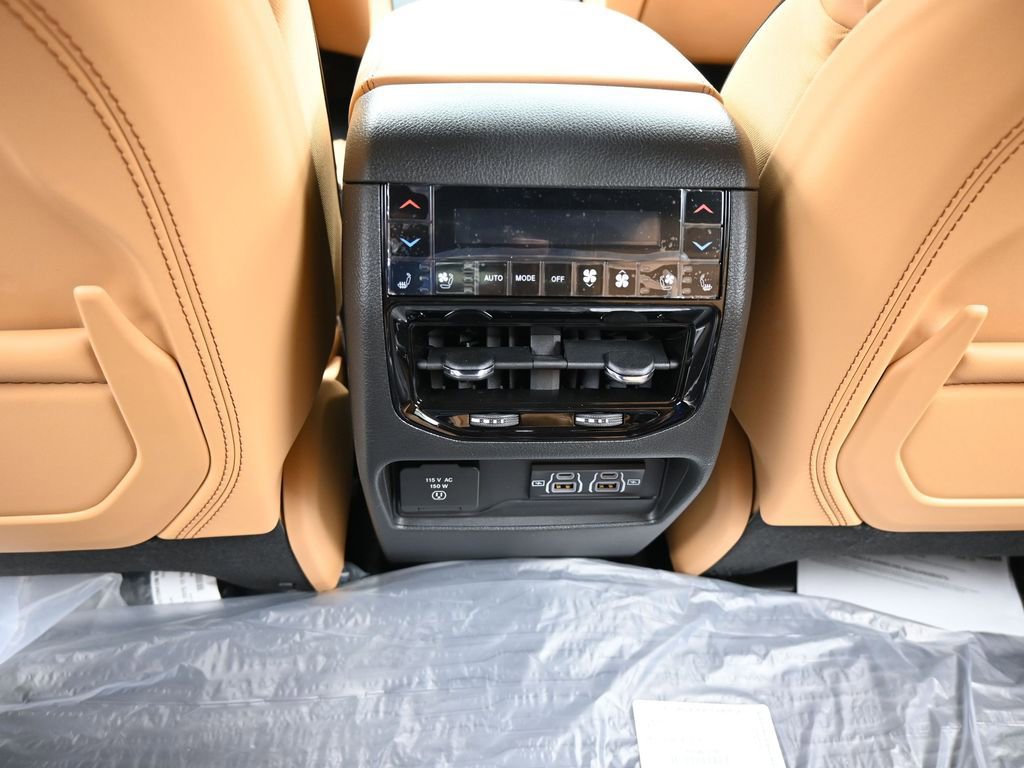 Used 2025 Jeep Grand Cherokee L Summit w/ Luxury Tech Group V image 31