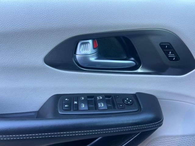 Used 2024 Chrysler Pacifica Touring-L FWD image 29