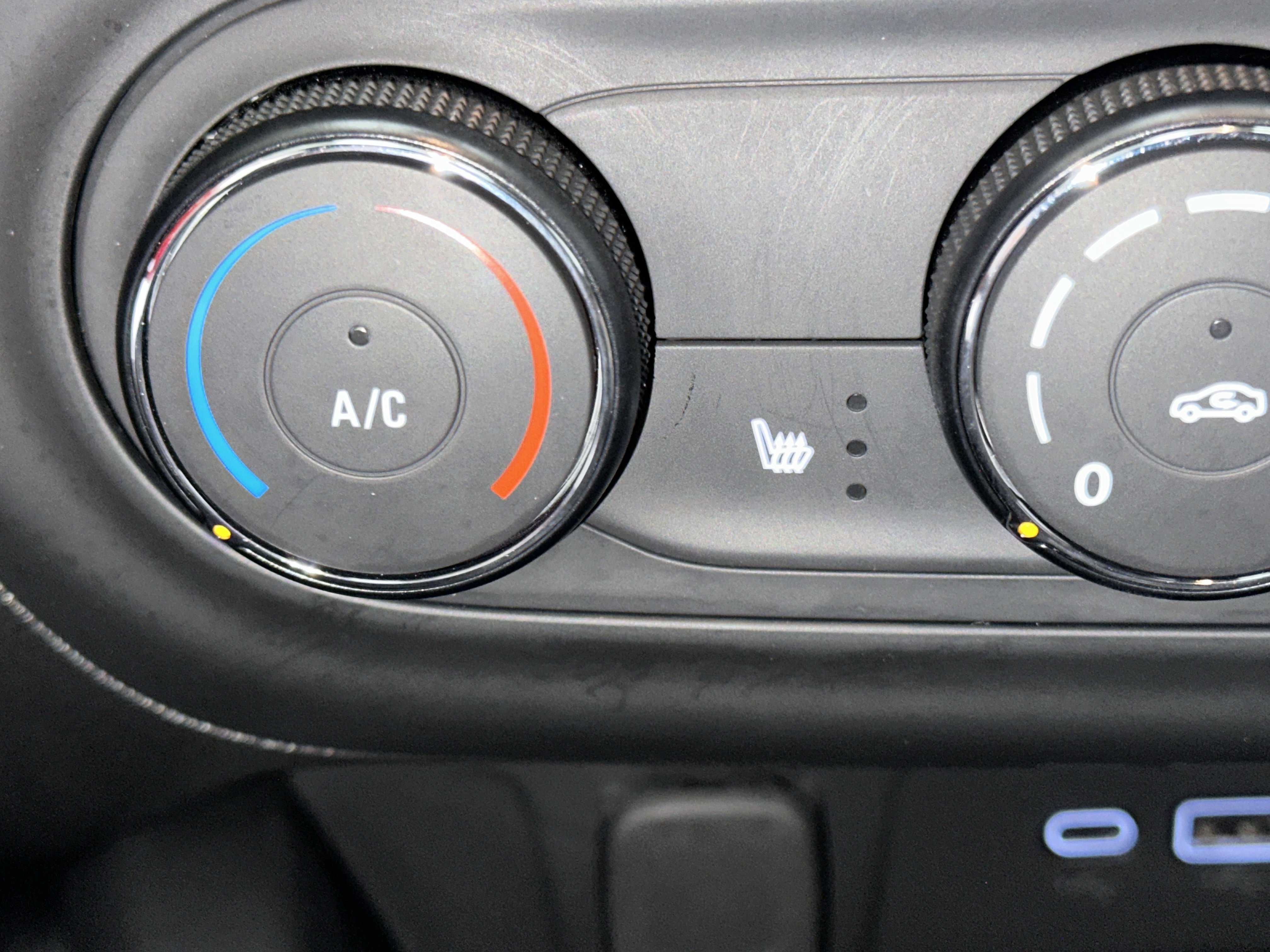 Used 2025 Chevrolet Trax RS FWD image 30