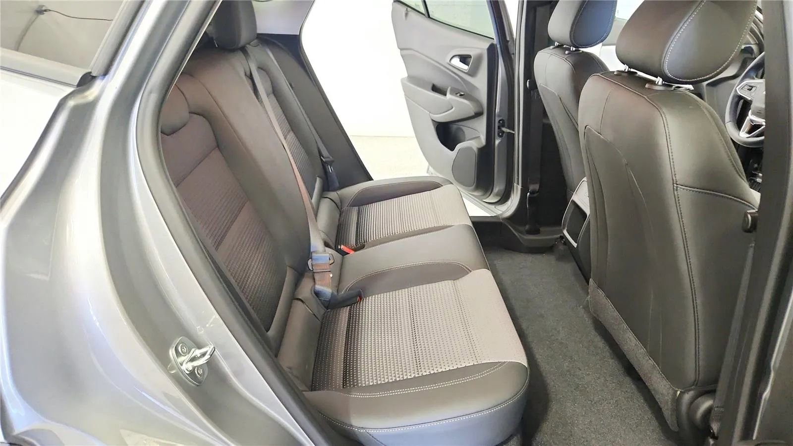 Used 2024 Chevrolet Trax LT w/ Driver Confidence Package FWD image 37