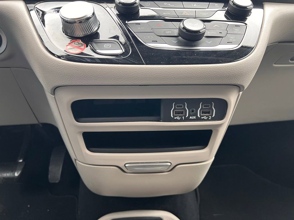 Used 2024 Chrysler Pacifica Touring-L image 31