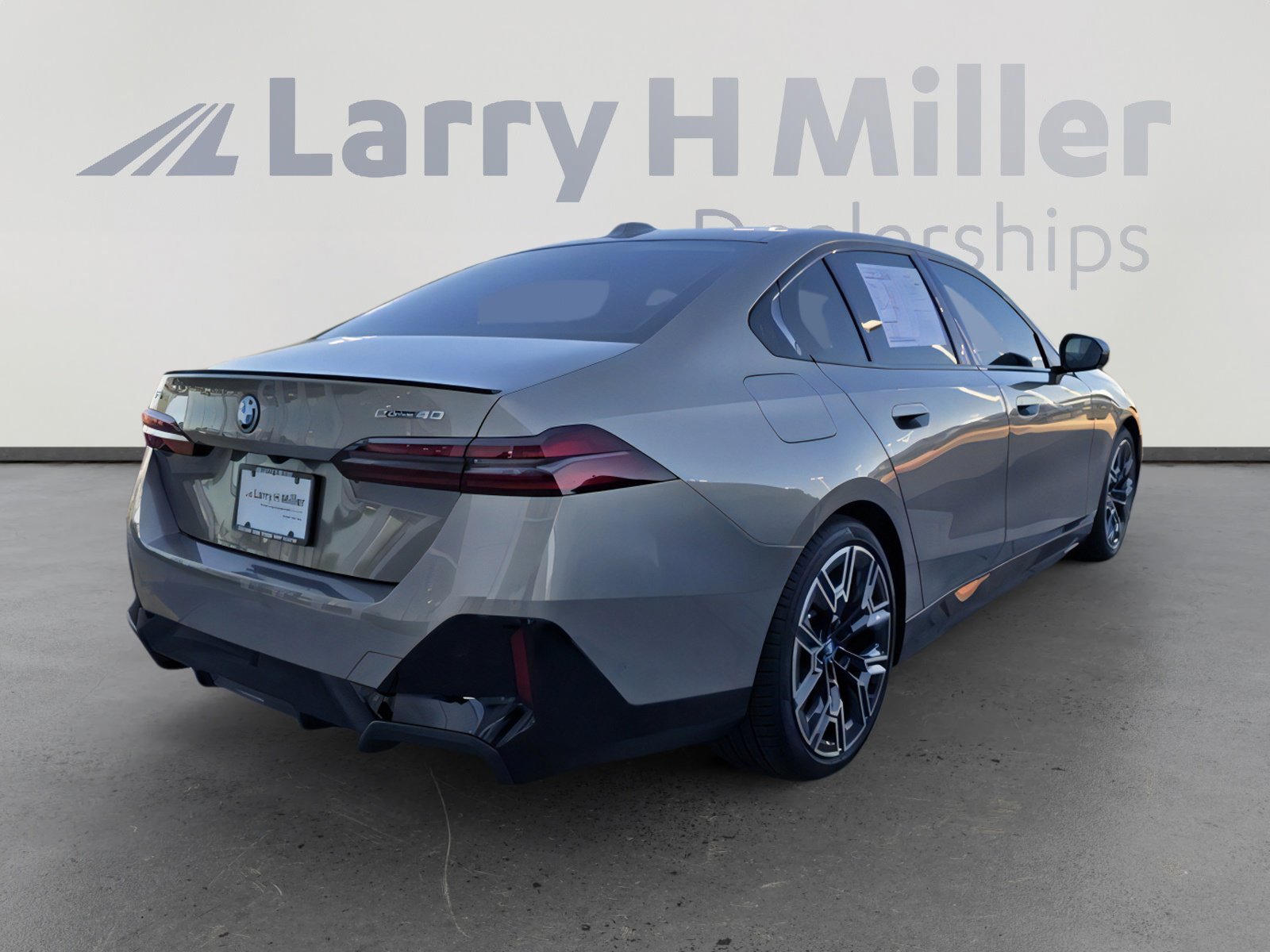 Used 2025 BMW i5 eDrive40i w/ M Sport Package image 5