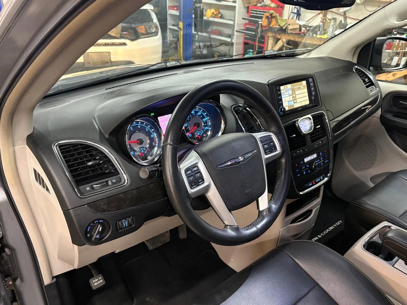 Used 2015 Chrysler Town & Country Touring-L w/ Driver Convenience Group image 20