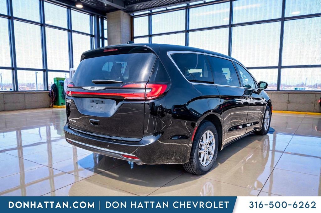 Used 2024 Chrysler Pacifica Touring-L image 30