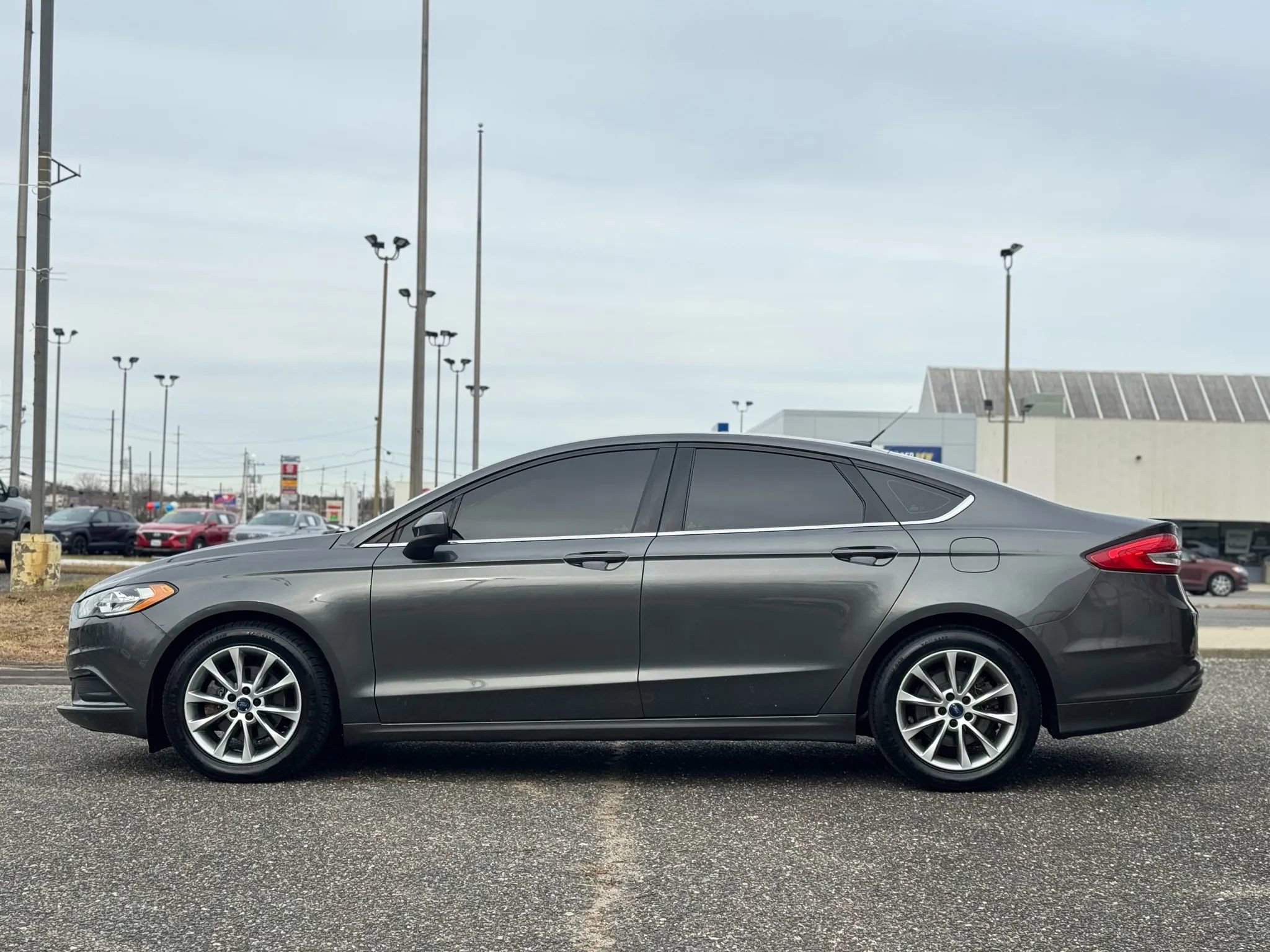 Used 2017 Ford Fusion SE image 3