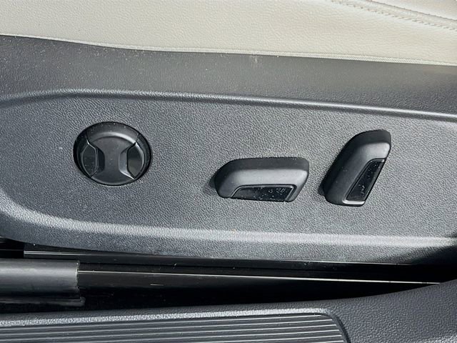 Used 2023 Volkswagen Jetta SE w/ Panoramic Sunroof Package FWD image 13