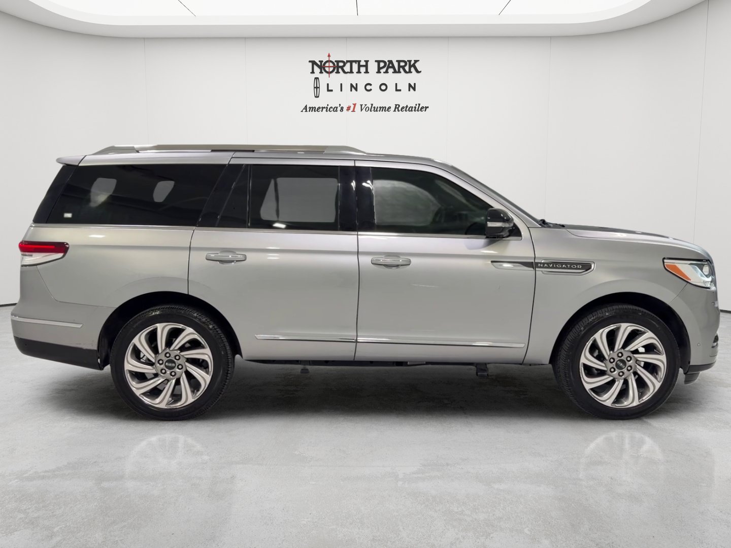 Used 2023 Lincoln Navigator 4WD image 6