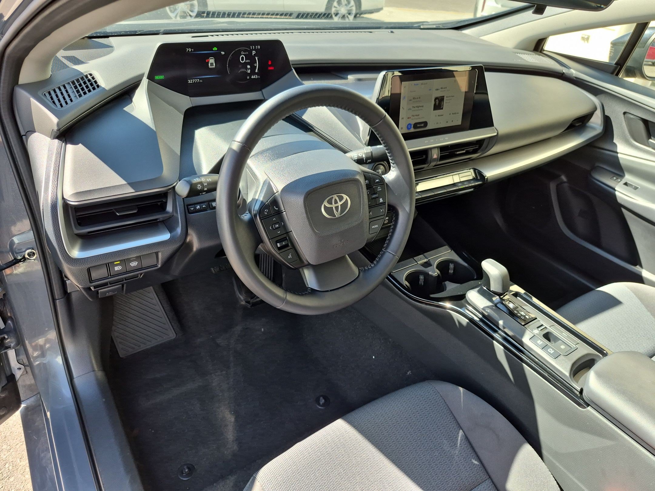 Used 2025 Toyota Prius LE FWD image 17