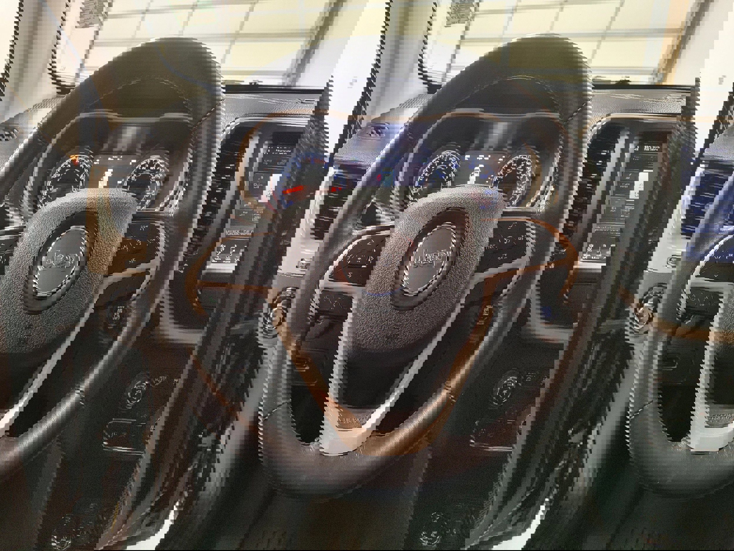 Used 2015 Jeep Cherokee Limited w/ Luxury Group image 6