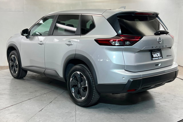 Used 2024 Nissan Rogue SV image 3