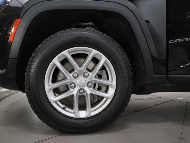 Used 2023 Jeep Grand Cherokee L Laredo image 32