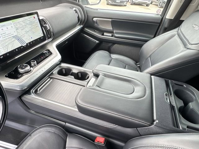 Used 2025 Ford Expedition Platinum image 23
