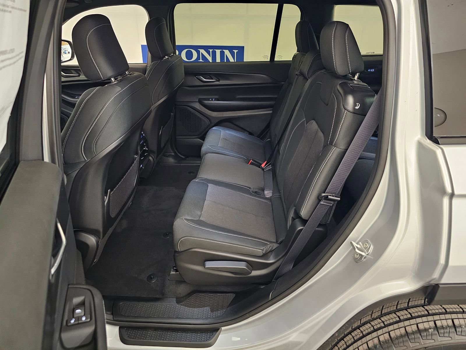 New 2025 Jeep Grand Cherokee L Altitude image 38