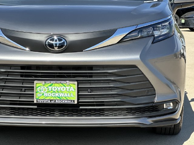 Used 2026 Toyota Sienna XLE FWD image 8