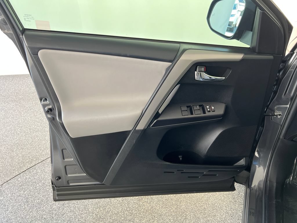 Used 2018 Toyota RAV4 XLE FWD image 12