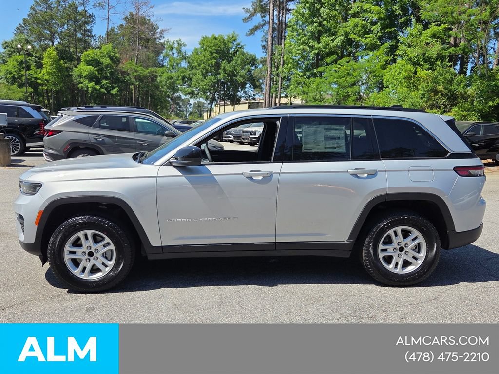 Used 2025 Jeep Grand Cherokee Laredo w/ Luxury Tech Group I AWD/4WD image 5