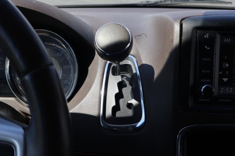Used 2014 Chrysler Town & Country Touring FWD image 14