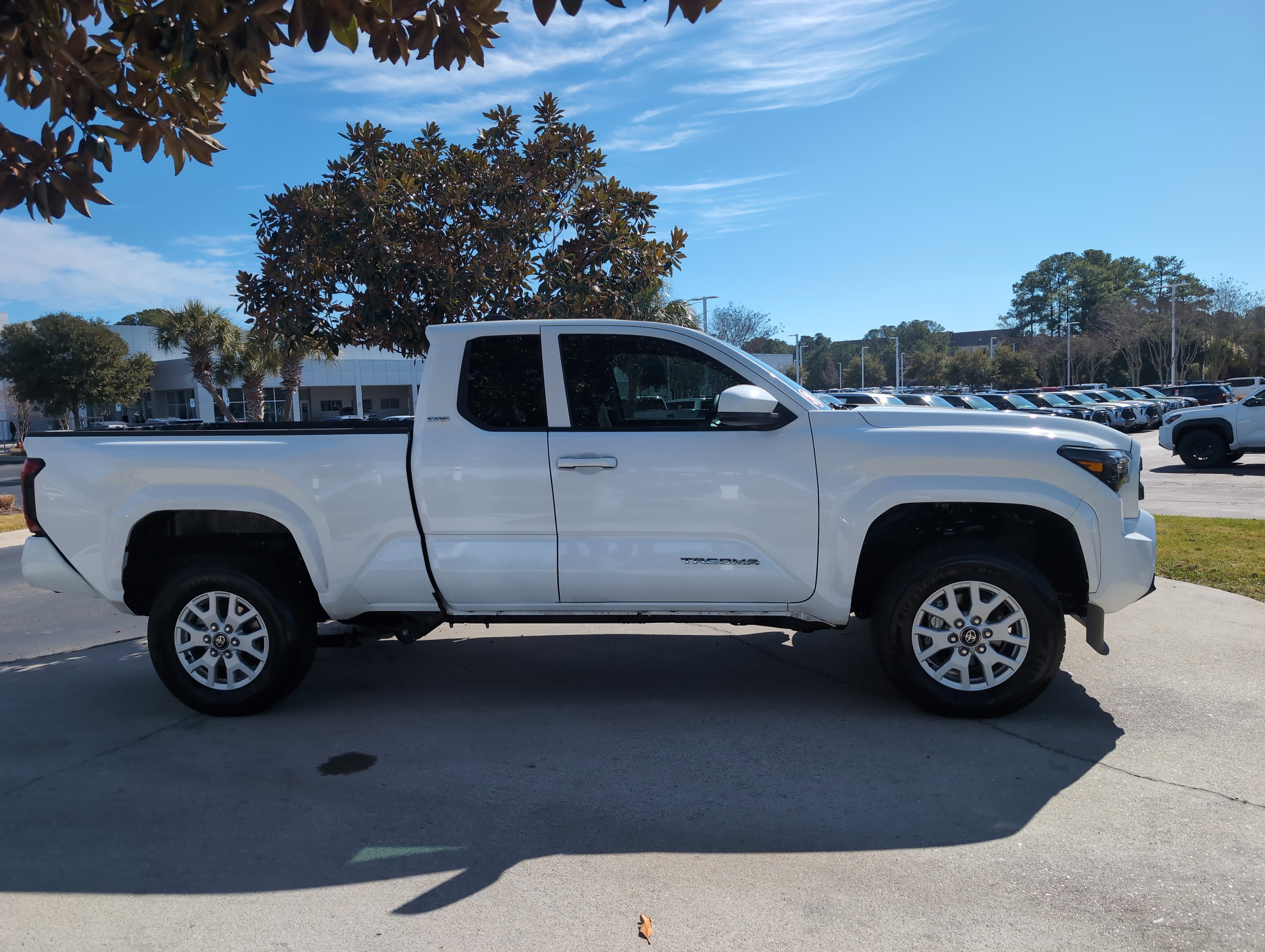 Certified 2024 Toyota Tacoma SR5 AWD/4WD image 11