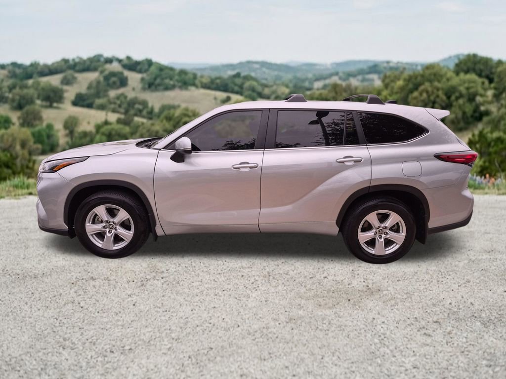 Used 2023 Toyota Highlander L FWD image 5