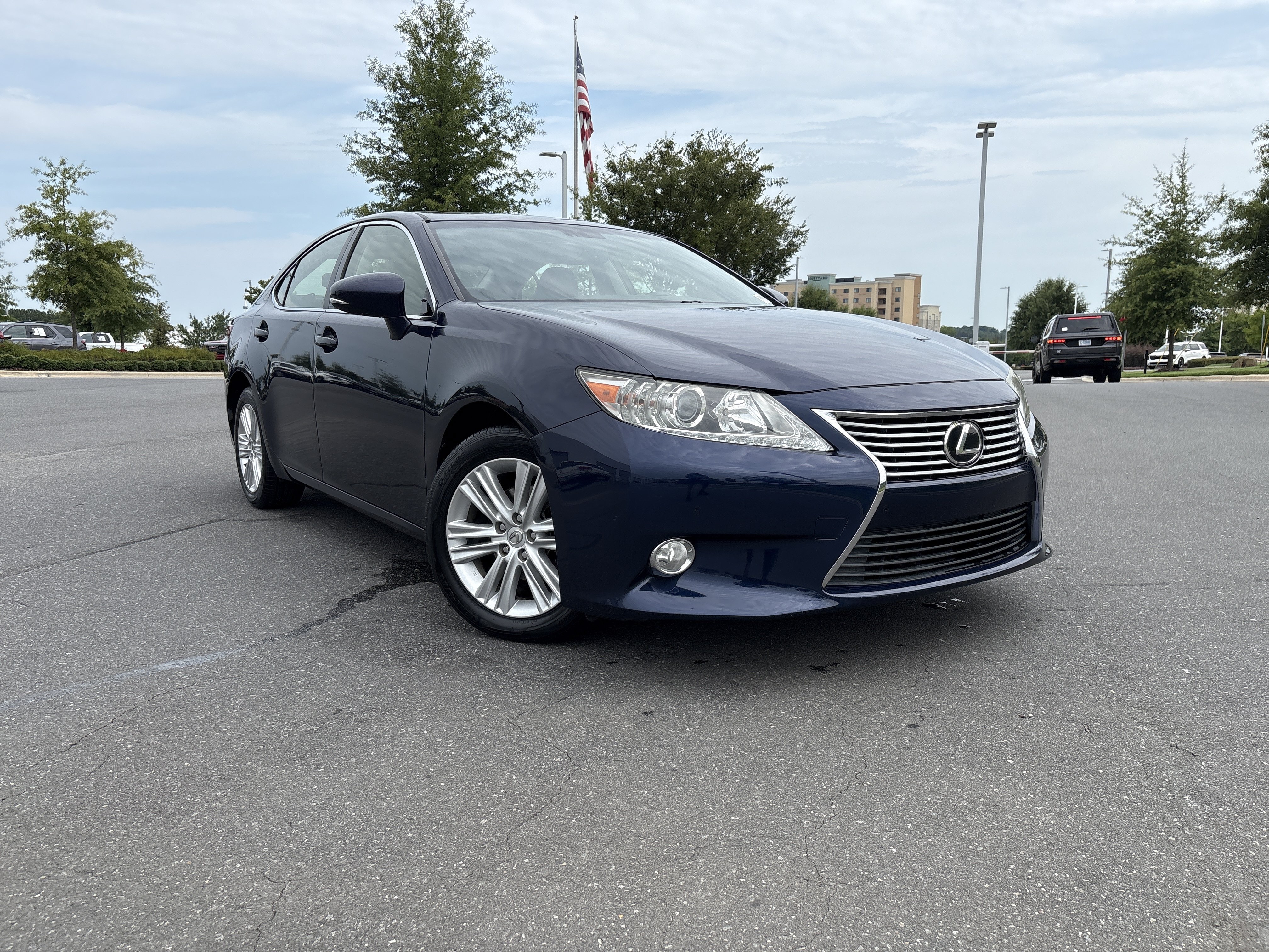 Used 2015 Lexus ES 350 w/ Premium Package FWD image 2